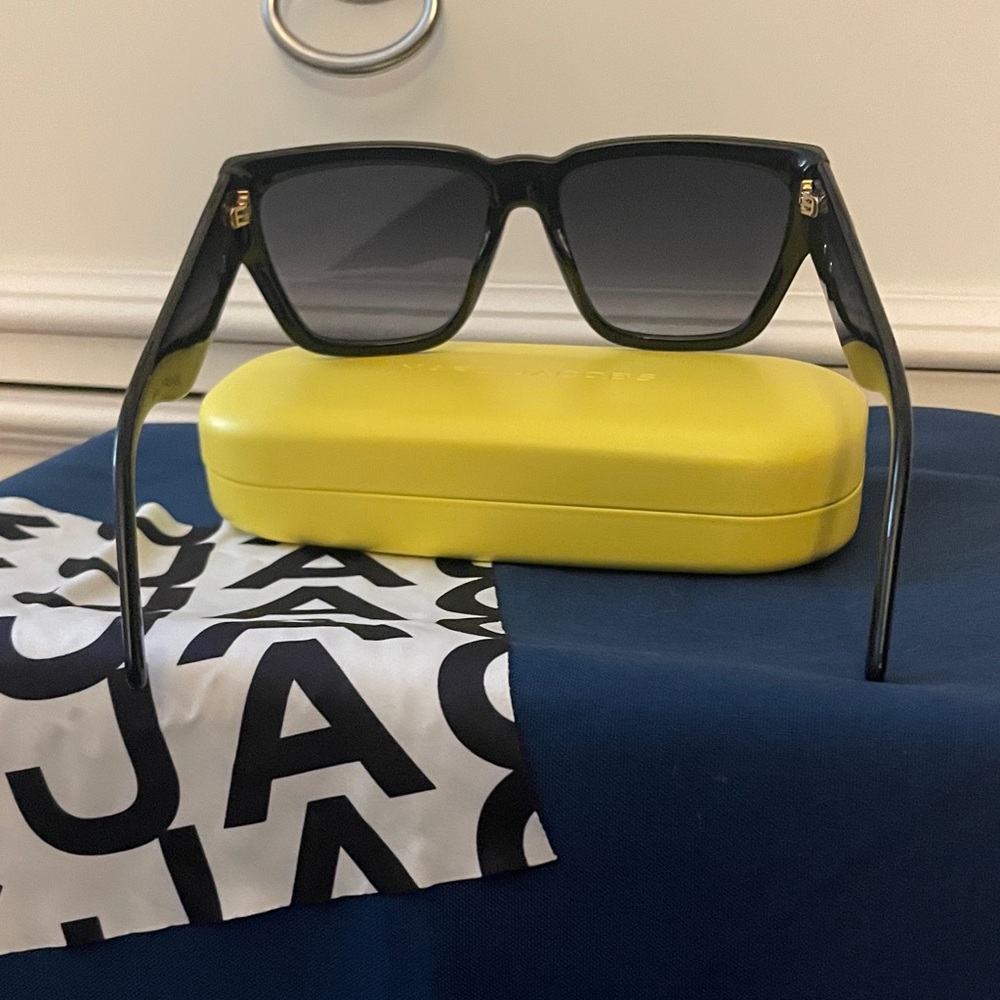 NWOT-Marc Jacob’s Black Sunglasses with Yellow Case - Picture 9 of 10